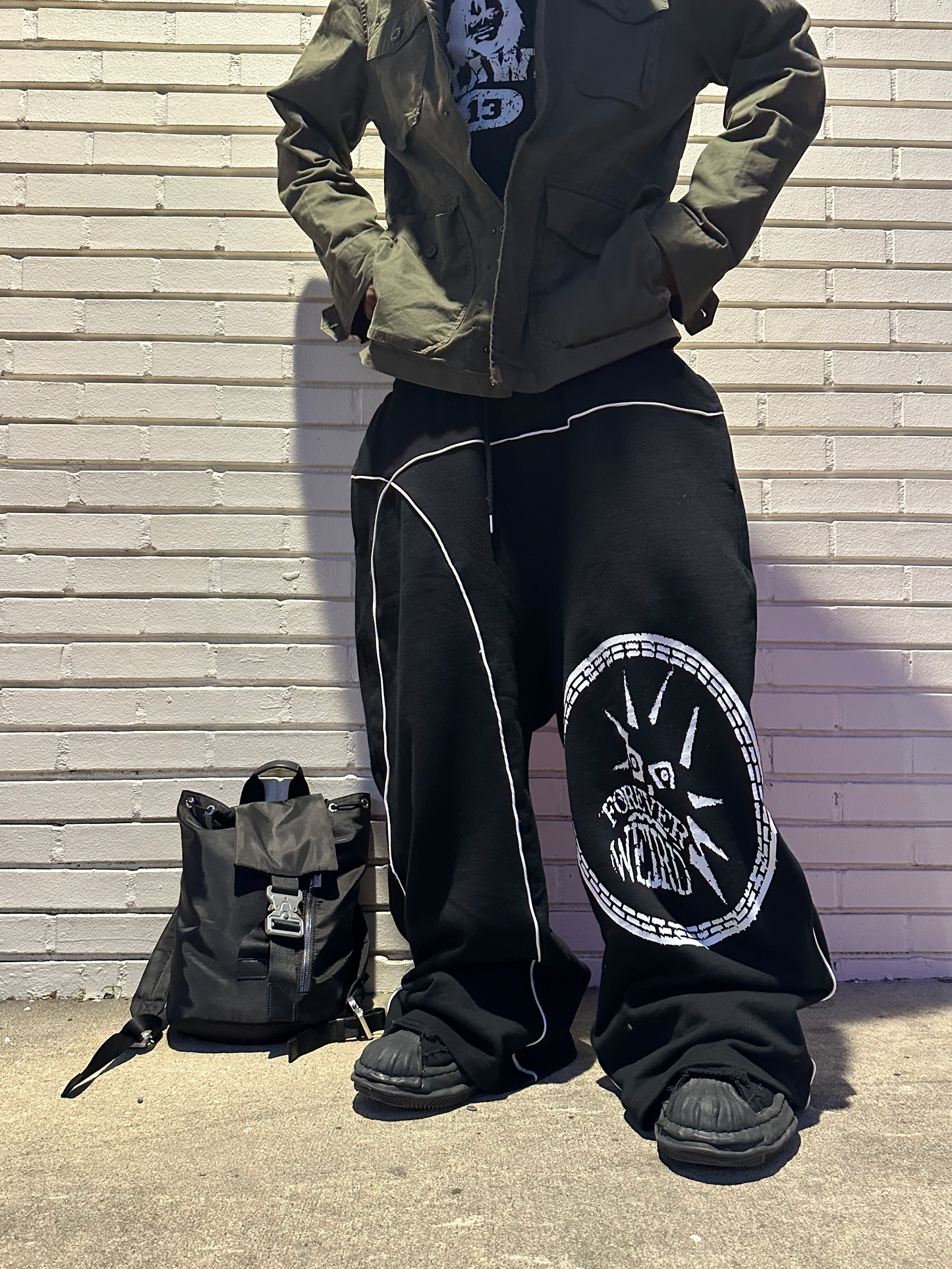 BLACK FOREVERWEIRD SWEATS